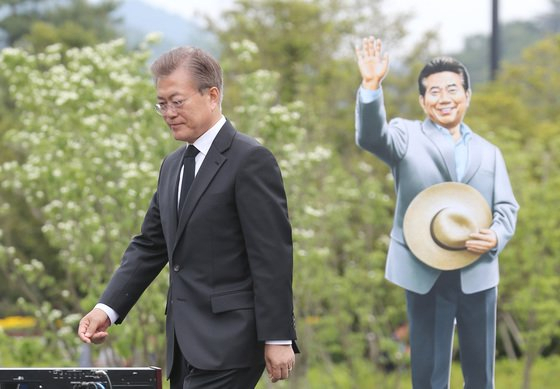 지난 2017년 5월 문재인 대통령이 취임 직후 8주기 노무현 전 대통령 서거 추도식에 참석한 뒤 연단에서 내려오고 있다. 문 대통령은 당시 “반드시 성공한 대통령이 돼 임무를 다한 다음 다시 찾아뵙겠다”고 말했다. 문 전 대통령은 오는 23일 13주기 추도식에 참석한다. [청와대사진기자단]