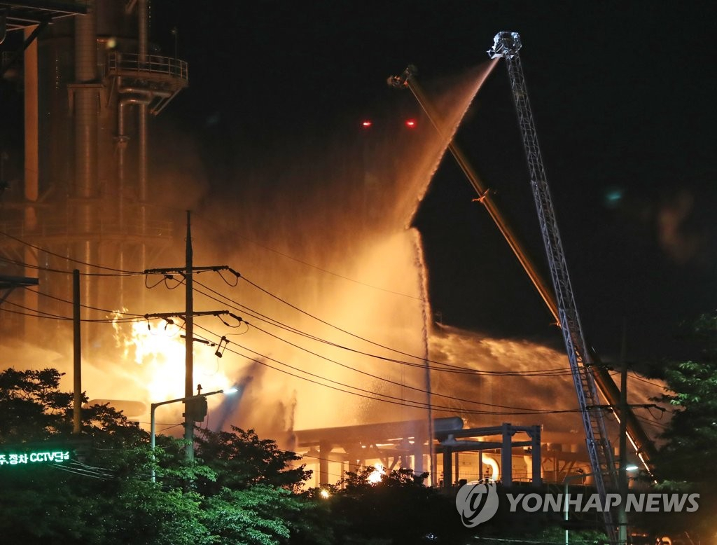 19일 오후 울산시 울주군 온산공단 에쓰오일 울산공장에서 폭발로 대형 화재가 발생해 20일 오전까지 진화 작업이 이어지고 있다. [연합]