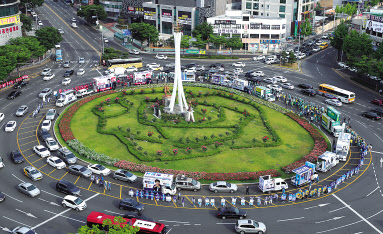 지난 19일 울산시 남구 공업탑로터리에서 각 후보의 유세차와 선거 운동원들이 자리를 잡고 유세를 펼치고 있다. [연합]