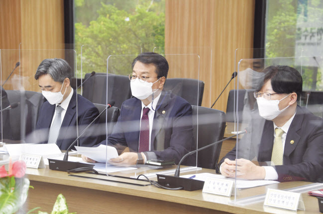 방기선(가운데) 기획재정부 제1차관이 20일 서울 여의도 한국수출입은행에서 첫 경제관계차관회의를 주재하고 있다. [기획재정부 제공]