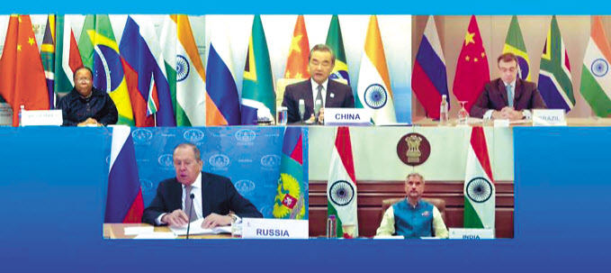 19일(현지시간) 화상으로 개최된 브릭스(BRICS, 브라질·러시아·인도·중국·남아프리카공화국 등 신흥 경제 5개국) 외무장관 회담에 참석한 각국 외무장관들의 모습. (왼쪽 상단부터 시계 방향으로) 날레디 판도 남아공 외무장관, 왕이(王毅) 중국 국무위원 겸 외교부장, 카를로스 프랑카 브라질 외무장관, 수브라마냠 자이샨카르 인도 외무장관, 세르게이 라브로프 러시아 외무장관.[수브라마냠 자이샨카르 인도 외무장관 트위터]