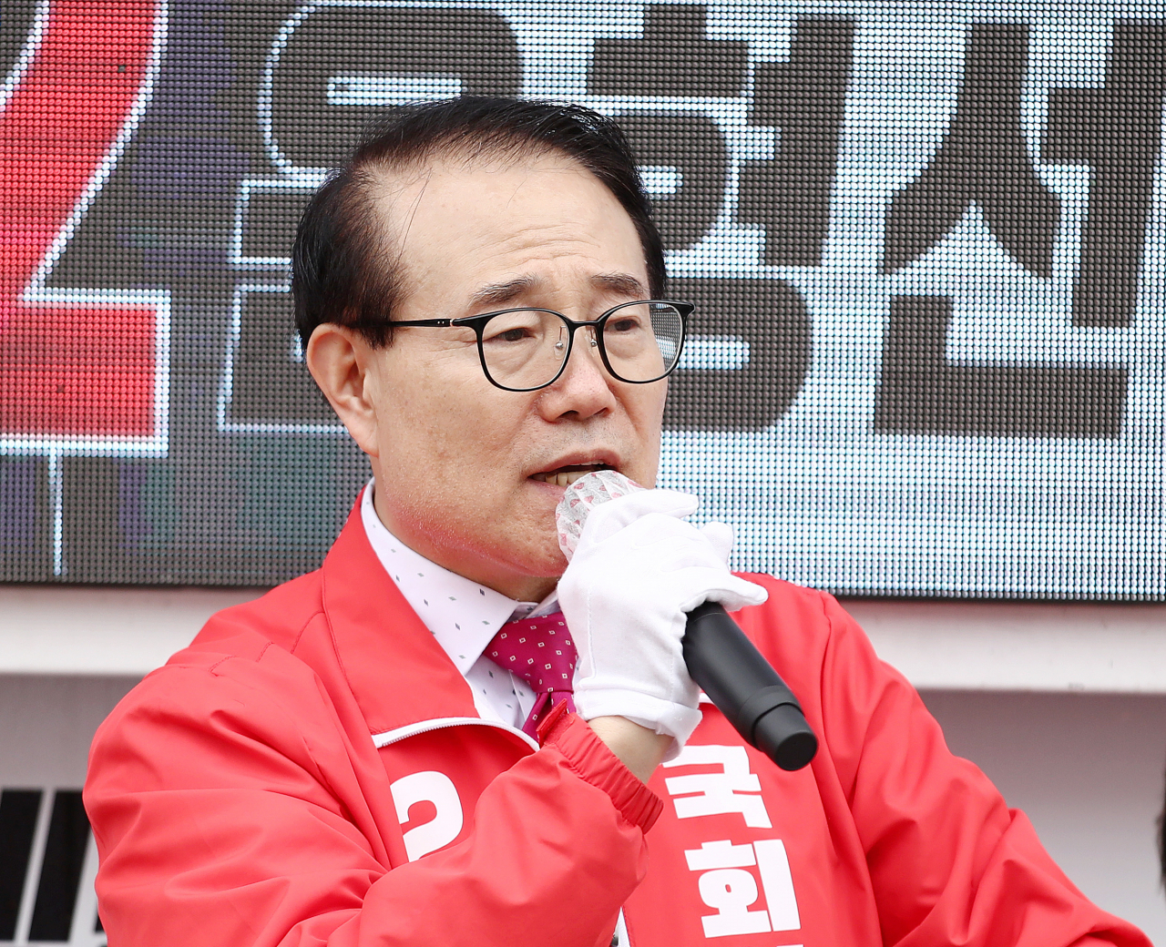 인천 계양을 국회의원 보궐선거에 출마한 윤형선 국민의힘 후보가 지난 19일 오후 인천시 계양구 계산전통시장에서 시민들에게 지지를 호소하고 있다. [연합]