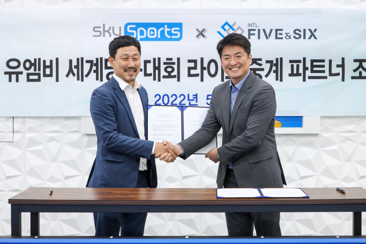 스카이스포츠 양재현 부사장(오른쪽)과 파이브앤식스 오성규 대표가 UMB 3쿠션 당구대회 생중계 협약 조인식을 갖고 활짝 웃으며 악수를 나누고 있다. [파이브앤식스 제공]