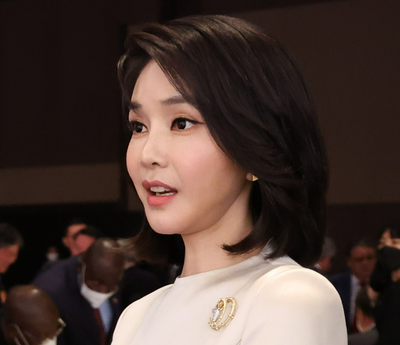 윤석열 대통령 부인 김건희 여사가 10일 오후 서울 중구 신라호텔에서 열린 외빈 초청만찬에서 환담하고 있다. [연합]