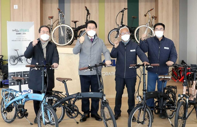 김영록 전남지사(왼쪽에서 두번째)가 지난 2월 15일 (주)마이벨로를 방문해 생산현장을 둘러보고 애로사항을 청취한 뒤 기념촬영하고 있다.