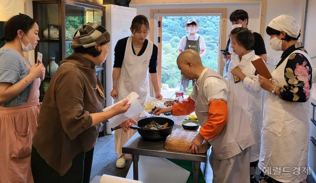 호남대학교가 진행하는 ‘2022 식품명인과 함께하는 대물림 프로젝트’가 20일 개강했다.