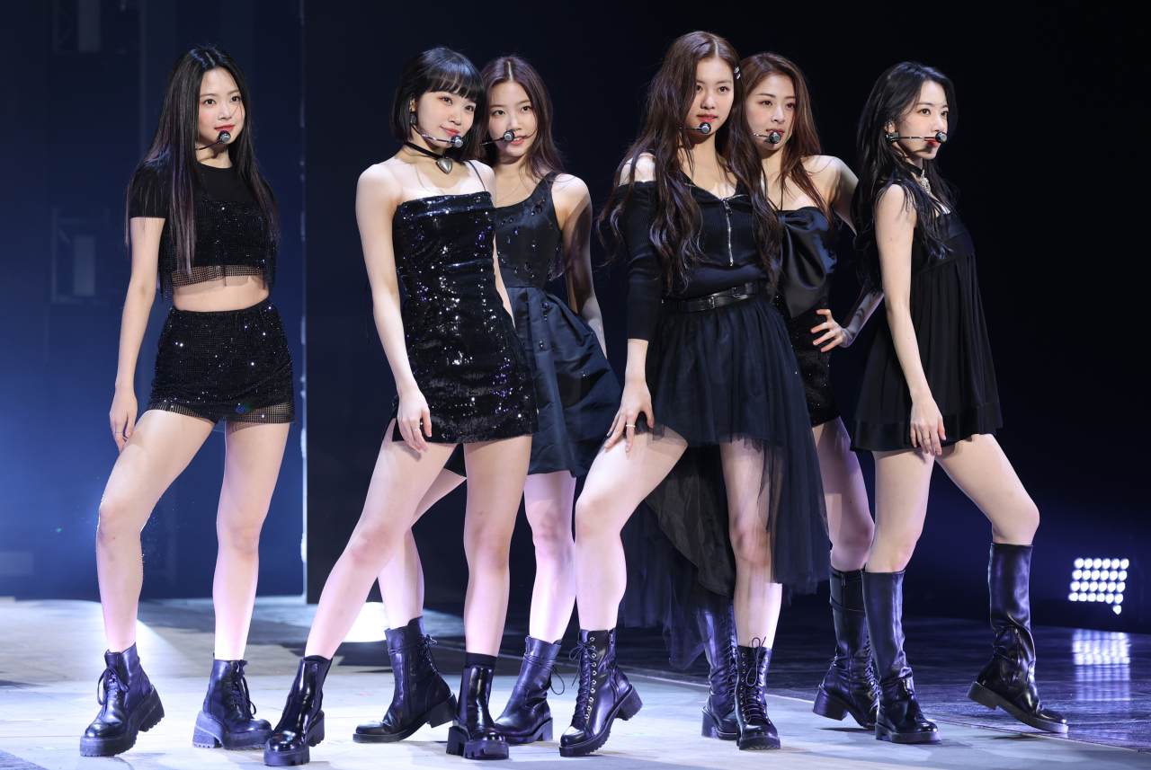 ‘서울페스타 2022’에는 월드스타 비, 르세라핌 등 케이팝 스타들이 총출동 한다. 사진은 르세라핌이 5월 2일 서울 중구 장충체육관에서 열린 데뷔 앨범 ‘FEARLESS’ 발매 기념 쇼케이스에서 타이틀곡 무대를 선보이고 있는 모습. [연합]