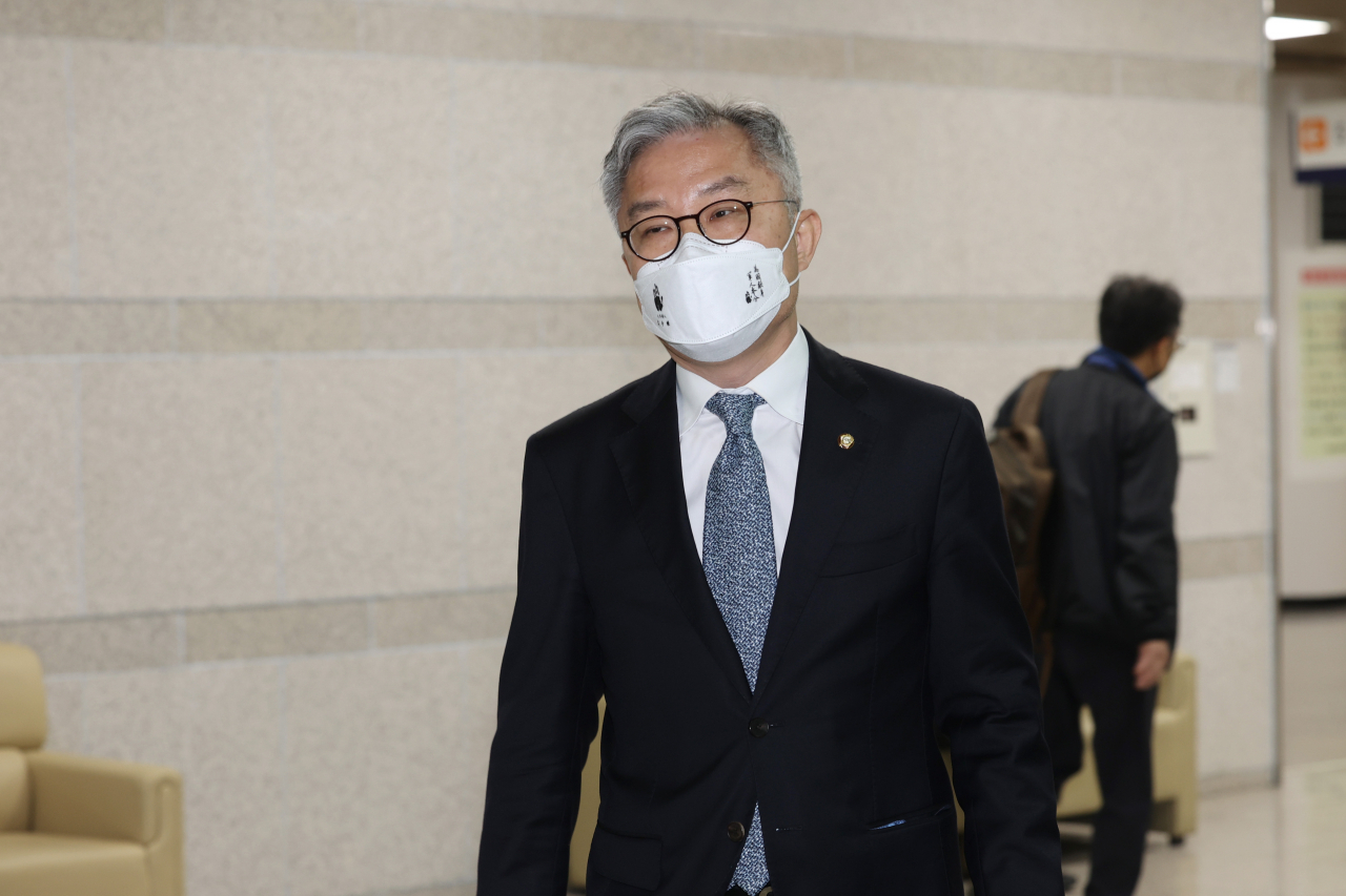 조국 전 법무부 장관 아들의 법무법인 인턴 경력 확인서를 허위로 써준 혐의로 기소된 더불어민주당 최강욱 의원이 20일 오후 서울 서초구 중앙지법에서 열린 항소심에 출석하고 있다. 업무방해 혐의로 기소된 최 의원은 징역 8개월에 집행유예 2년인 의원직 상실형을 선고 받았다.[연합]