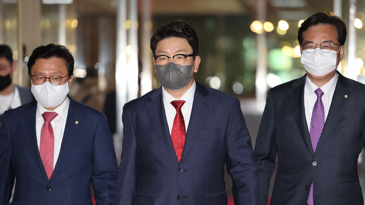 권성동 국민의힘 원내대표(가운데). [연합]