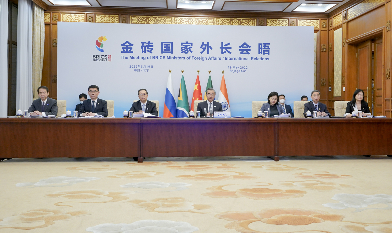 왕이(가운데) 중국 외교부 부장이 19일 베이징에서 브릭스(BRICS) 외교 장관 화상 회담에 참여하고 있다. [신화]