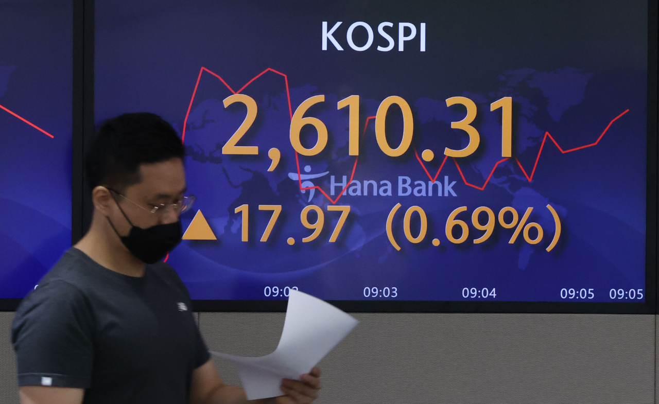 An electronic board showing the Korea Composite Stock Price Index (Kospi) at a dealing room of the Hana Bank headquarters in Seoul on Friday. (Yonhap)