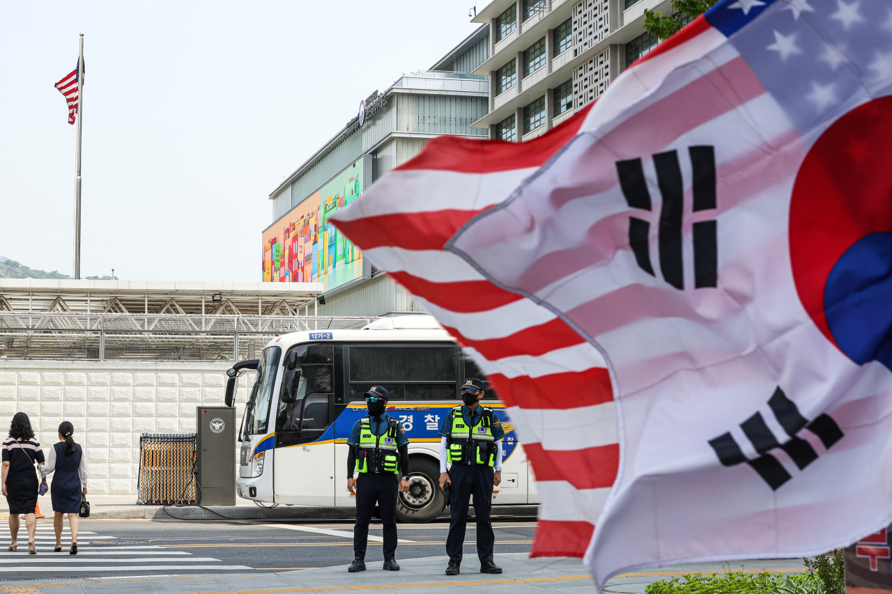 조 바이든 미국 대통령 방한을 하루 앞둔 19일 오전 서울 종로구 주한 미 대사관 앞에서 경찰이 경비를 서고 있다. 경찰은 바이든 대통령을 국빈 경호 최고등급인 A등급으로 경호하면서, 주한 미국대사관과 대사 관저 등 미국 관련 시설 경비도 대폭 강화한다. 또 바이든 대통령 방한 기간인 20일 오전 9시부터 22일까지 서울경찰청은 갑호비상, 경기남부경찰청은 을호비상, 경기북부경찰청과 인천경찰청은 경계 강화 수준으로 비상 근무를 할 계획이다. [연합]