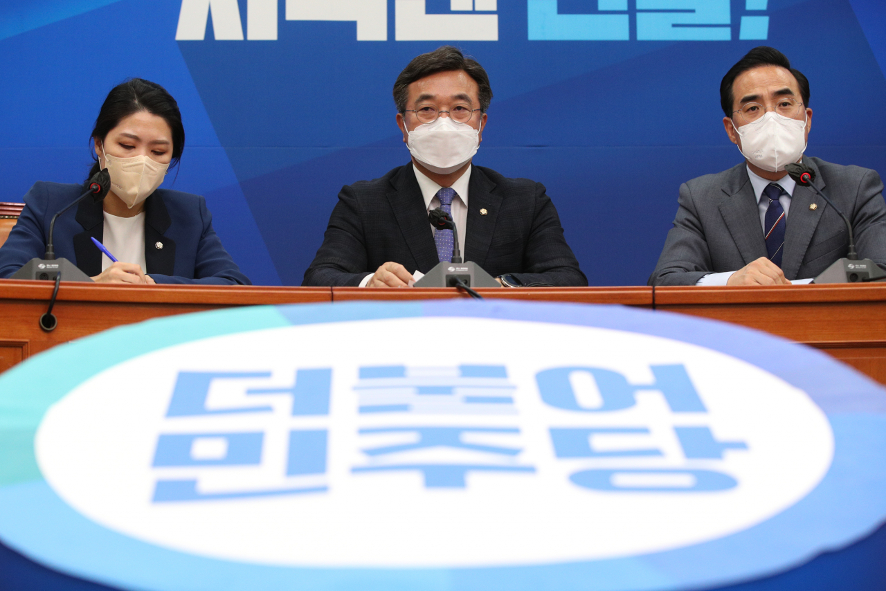 더불어민주당 윤호중 공동비대위원장과 박홍근 원내대표가 20일 오후 국회에서 기자회견을 열고 한덕수 국무총리 후보 인준 관련 입장을 밝히고 있다. [연합]