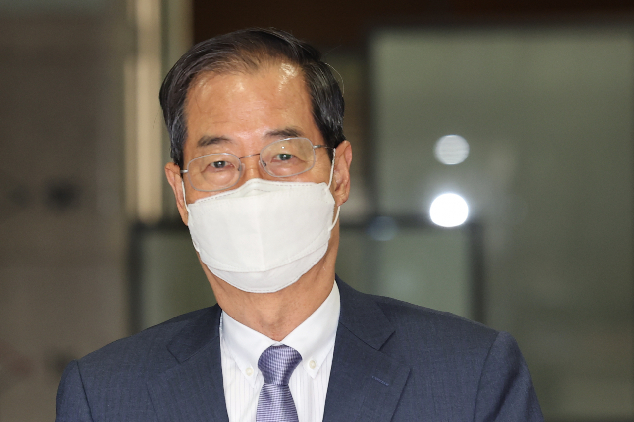 한덕수 국무총리 후보자가 국회 본회의 임명동의안 표결을 하루 앞둔 19일 서울 종로구 한국생산성본부 건물에 마련된 국회 인사청문회 준비단 사무실을 나서고 있다. [연합]