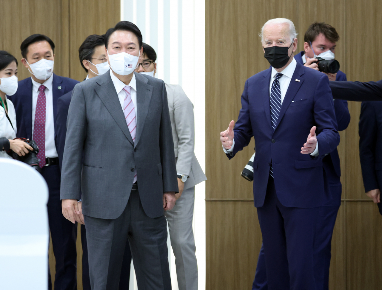 취임 후 한국을 첫 방문한 조 바이든(오른쪽) 미국 대통령이 20일 오후 경기도 평택시 삼성전자 반도체공장을 방문, 윤석열 대통령과 인사하고 있다. [연합]