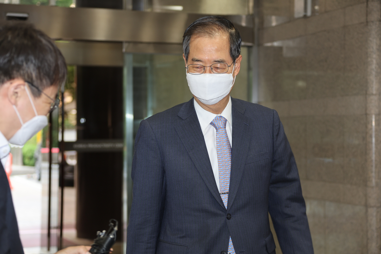 한덕수 국무총리 후보자가 국회 본회의 임명동의안 표결일인 20일 서울 종로구 한국생산성본부 건물에 마련된 국회 인사청문회 준비단 사무실에 출근하고 있다. [연합]