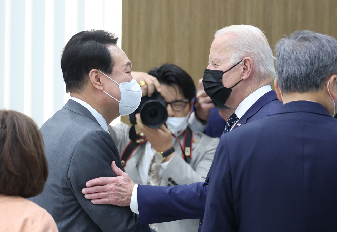 취임 후 한국을 첫 방문한 조 바이든 미국 대통령이 20일 오후 경기도 평택시 삼성전자 반도체공장을 방문, 윤석열 대통령과 인사하고 있다. [연합]