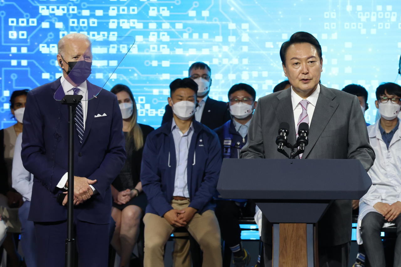 윤석열 대통령이 20일 오후 한국을 첫 방문한 바이든 미국 대통령과 경기도 평택시 삼성전자 반도체공장 시찰을 마친 뒤 연설하고 있다. [연합]