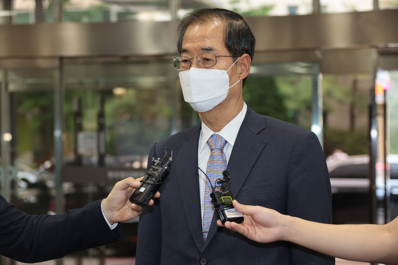 한덕수 국무총리 후보자가 국회 본회의 임명동의안 표결일인 20일 서울 종로구 한국생산성본부 건물에 마련된 국회 인사청문회 준비단 사무실에 출근, 취재진 질문에 답하고 있다. [연합]