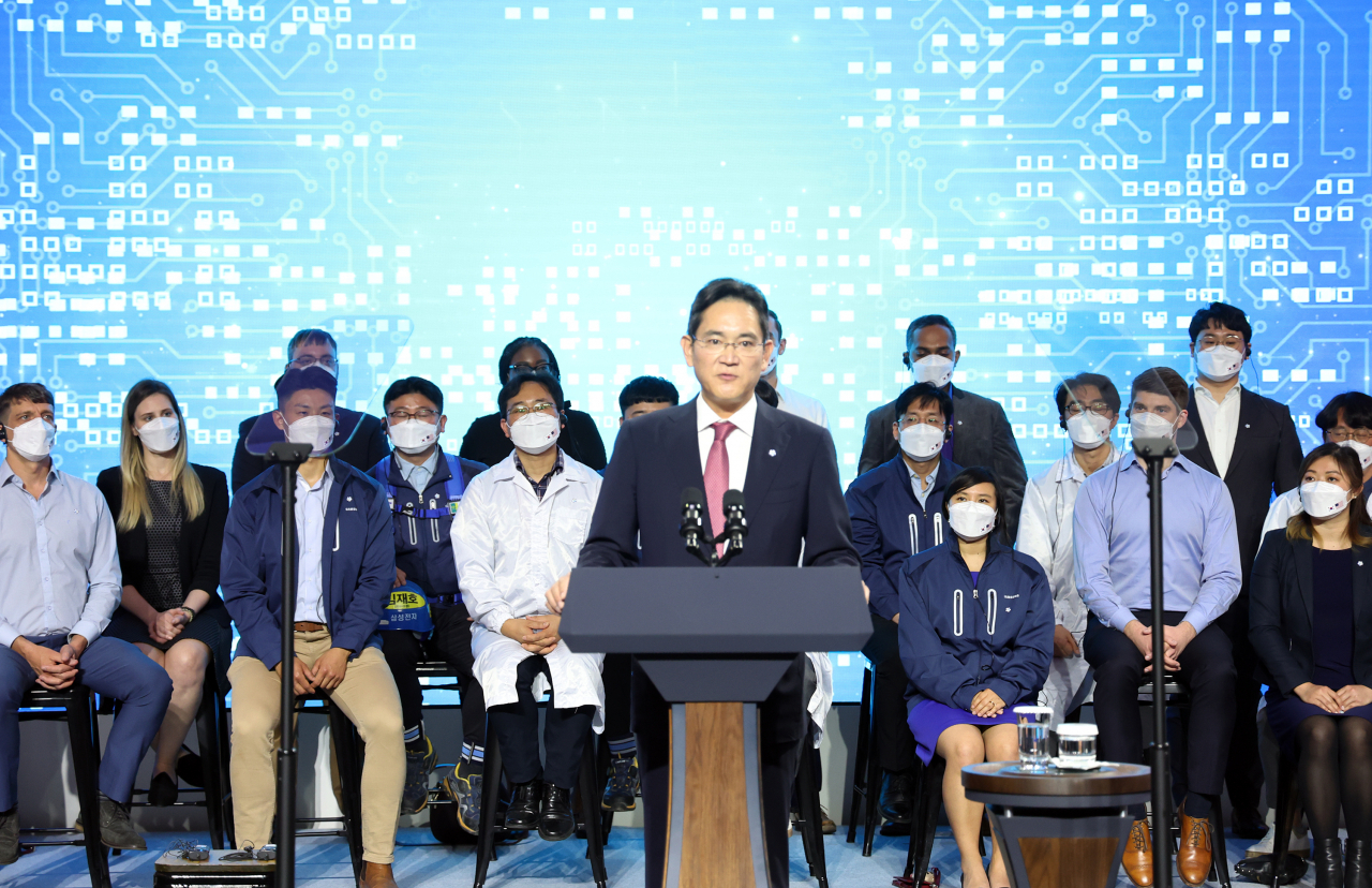 이재용 삼성전자 부회장이 20일 오후 경기도 평택시 삼성전자 반도체공장을 방문한 조 바이든 미국 대통령과 윤석열 대통령의 공장 시찰을 안내한 뒤 인사말을 하고 있다. [연합]