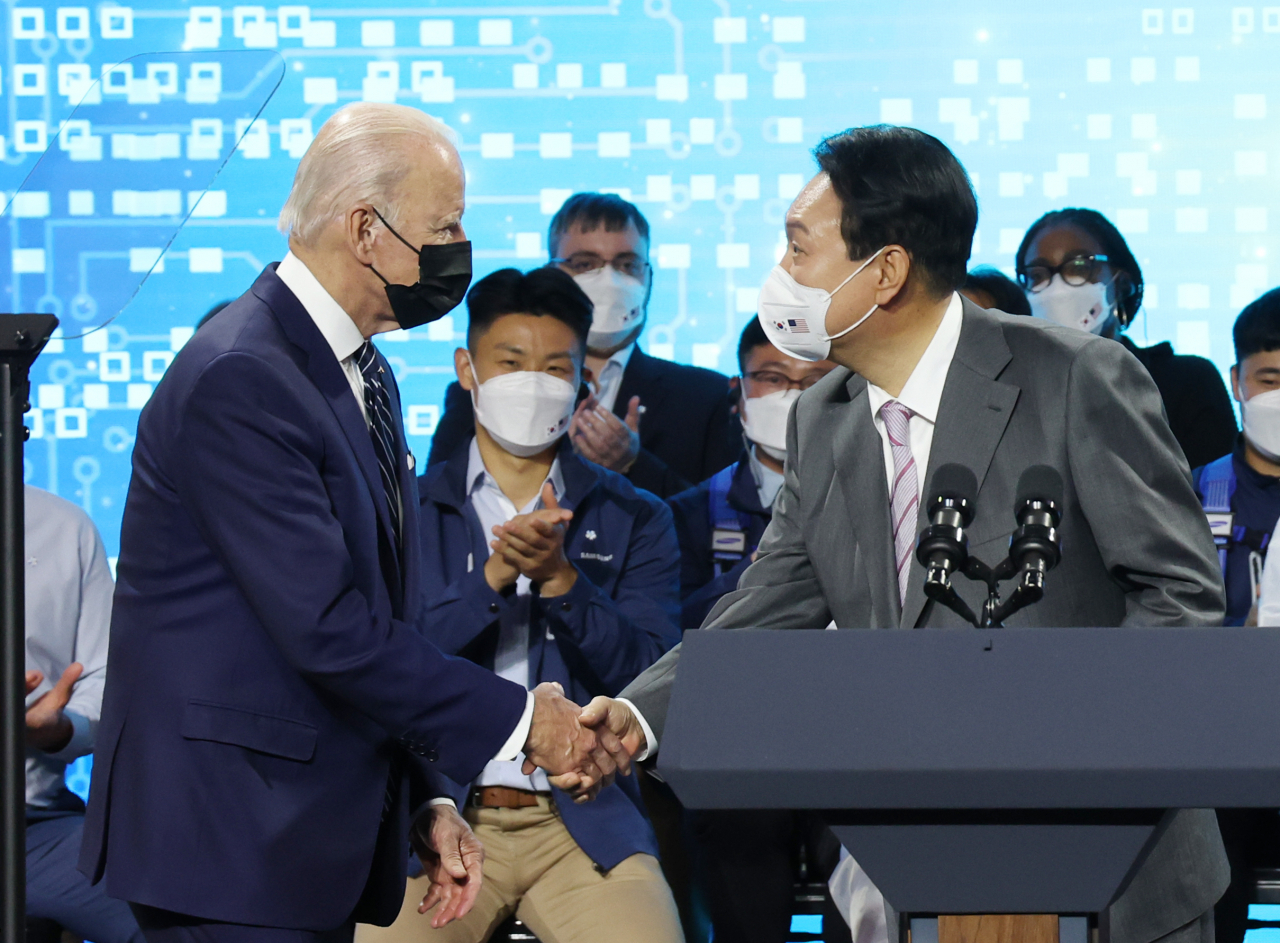 윤석열 대통령이 20일 오후 한국을 첫 방문한 바이든 미국 대통령과 경기도 평택시 삼성전자 반도체공장을 방문, 연설을 마친 뒤 악수하고 있다. [연합]