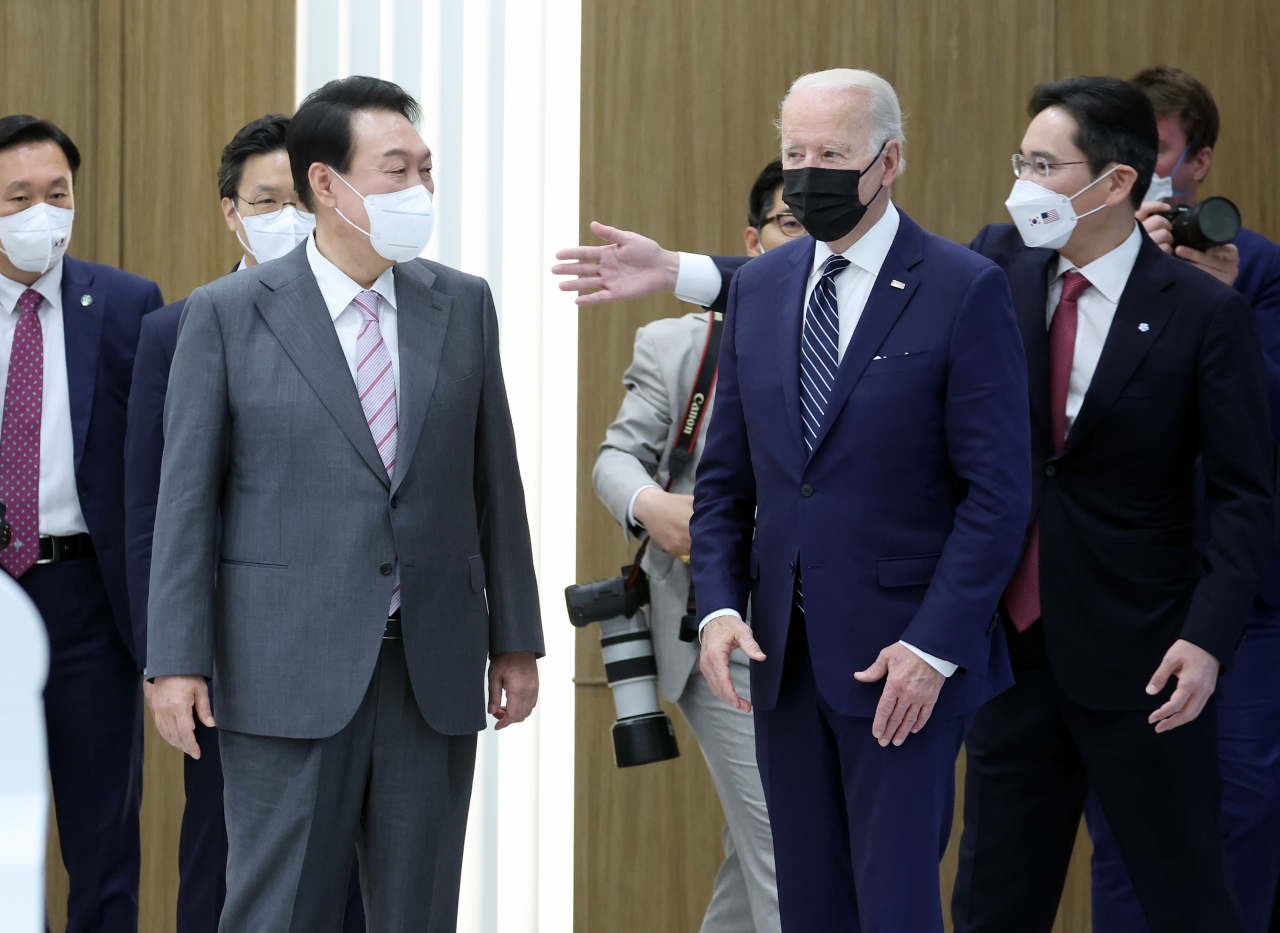 취임 후 한국을 첫 방문한 조 바이든 미국 대통령이 20일 오후 경기도 평택시 삼성전자 반도체공장을 방문, 윤석열 대통령과 인사한 뒤 이재용 삼성전자 부회장의 안내를 받고 있다. [연합]