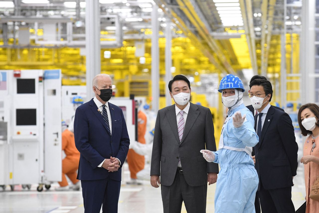 US President Joe Biden and South Korean President Yoon Suk-youl visit the Samsung Electronic Pyeongtaek Campus in Pyeongtaek on Friday.(Reuters)