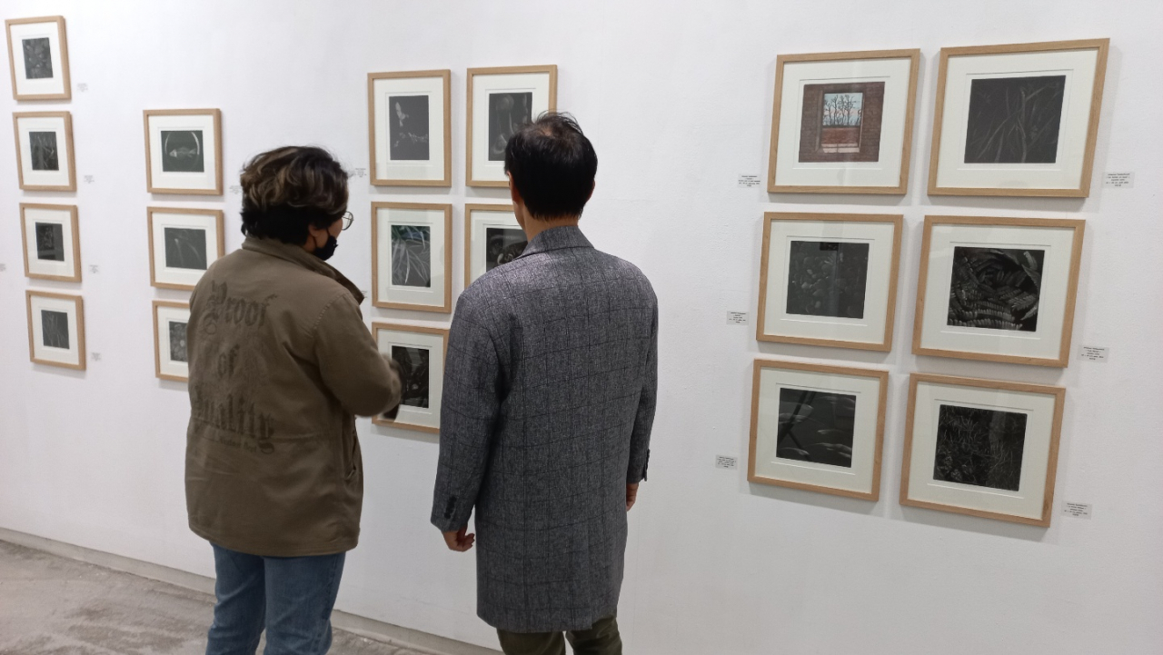 유명 프랑스 작가의 전시회 소식을 듣고 찾아온 관람객들이 작품을 감상하고 있다.[이명수 기자]