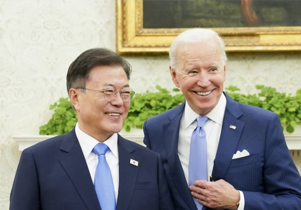 지난 2021년 5월 21일 문재인 대통령과 조 바이든 미국 대통령이 만나 기념 사진을 찍고 있다. [연합]