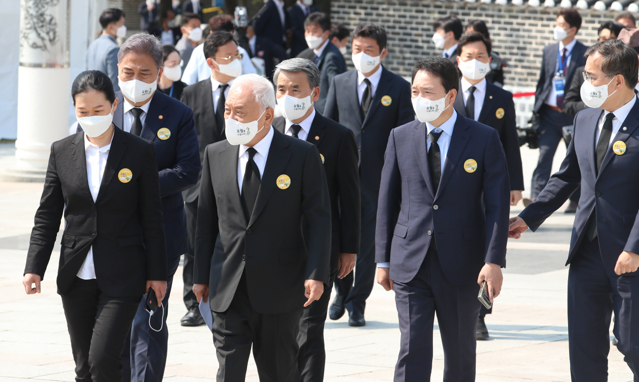 지난 18일 오전 광주 북구 국립 5·18 민주묘지에서 열린 제42주년 5·18민주화운동 기념식에 국무위원과 국민의힘 관계자들이 참석하고 있다. 연합뉴스