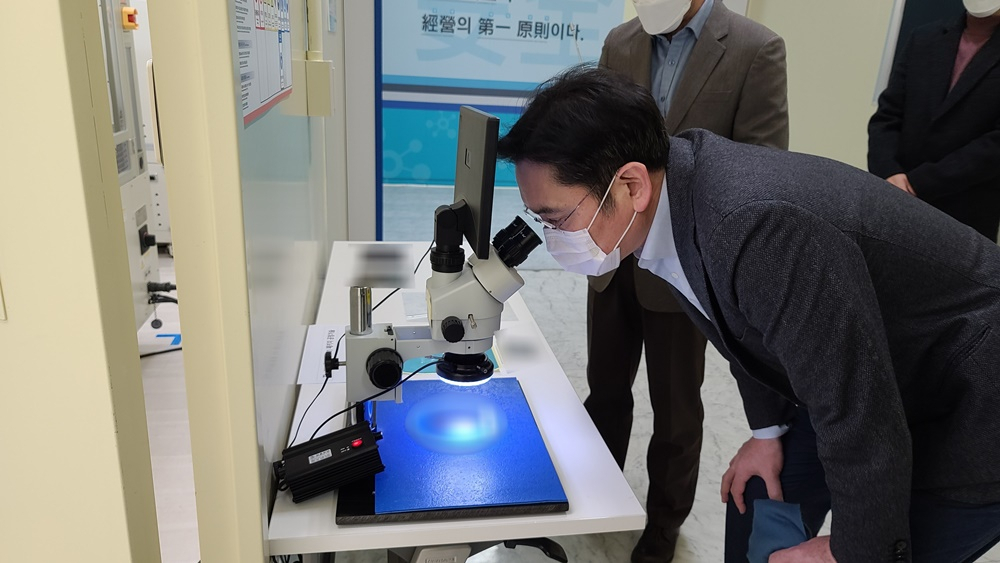 이재용 부회장이 지난해 1월 글로벌기술센터(GTC)를 방문해 점검하고 있다. [삼성전자 제공]