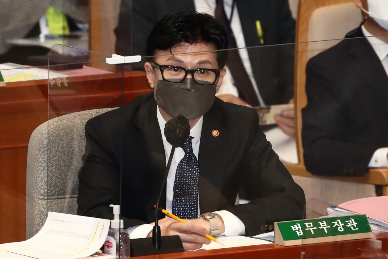 한동훈 법무부 장관이 19일 국회에서 열린 예산결산특별위원회 전체회의에서 더불어민주당 김한정 의원의 질의에 답변하고 있다. [연합]