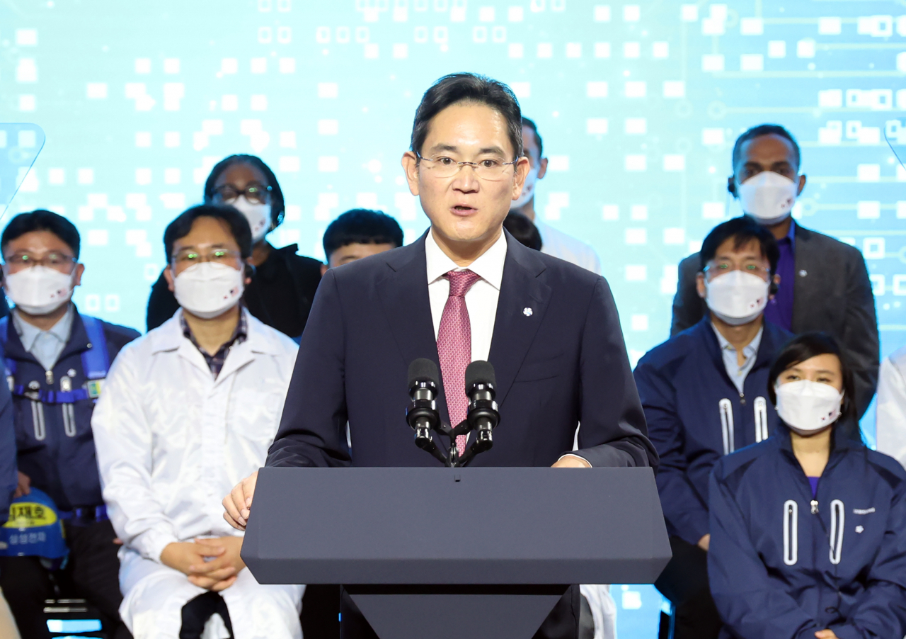 이재용 삼성전자 부회장이 지난 20일 오후 경기도 평택시 삼성전자 반도체공장을 방문한 조 바이든 미국 대통령과 윤석열 대통령의 공장 시찰을 안내한 뒤 인사말을 하고 있다. [연합]