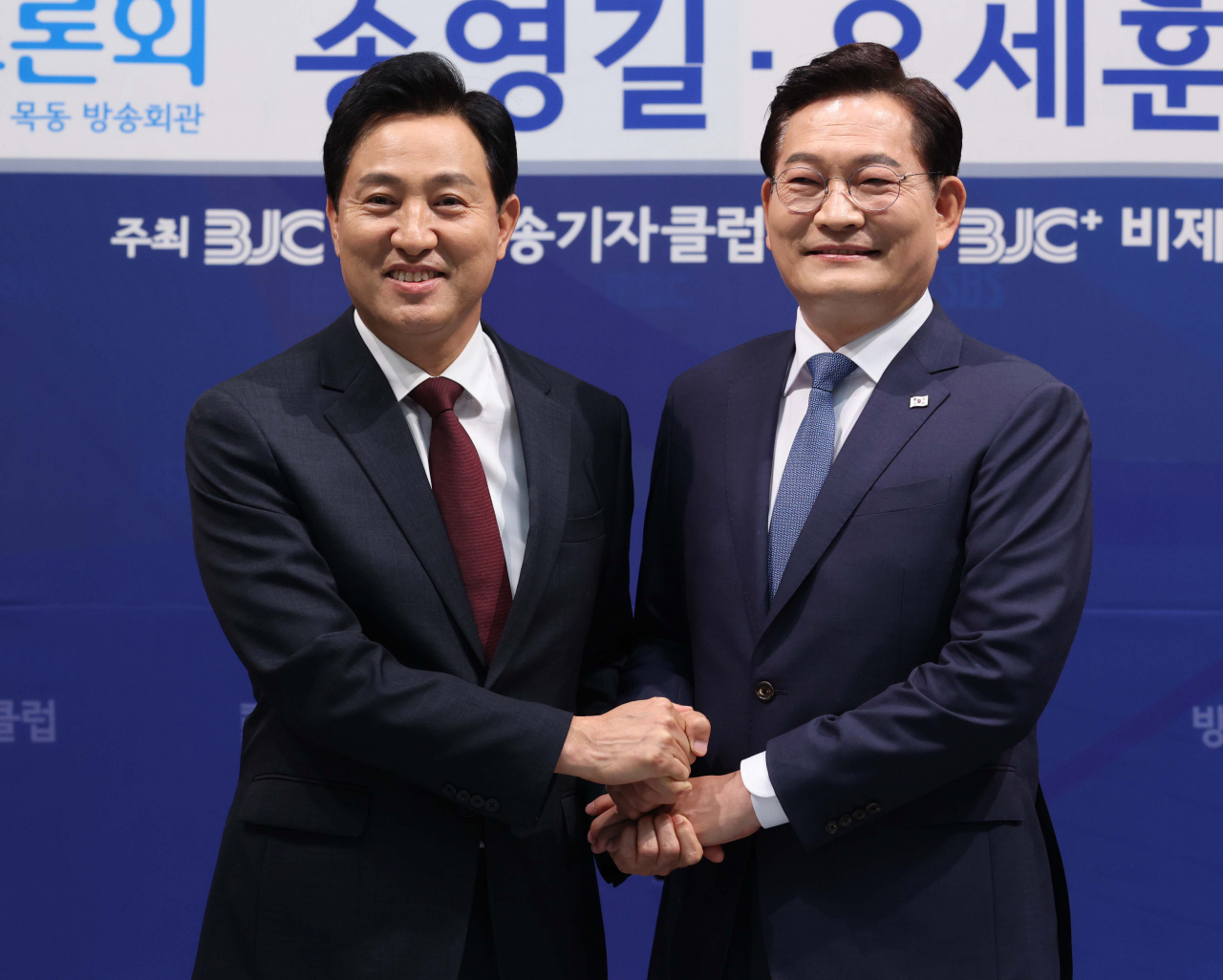 더불어민주당 송영길 서울시장 후보(오른쪽)와 국민의힘 오세훈 서울시장 후보가 20일 오후 서울 양천구 한국방송회관에서 열린 방송기자클럽 서울시장 후보자 TV토론회 시작 전 포즈를 취하고 있다. [연합]
