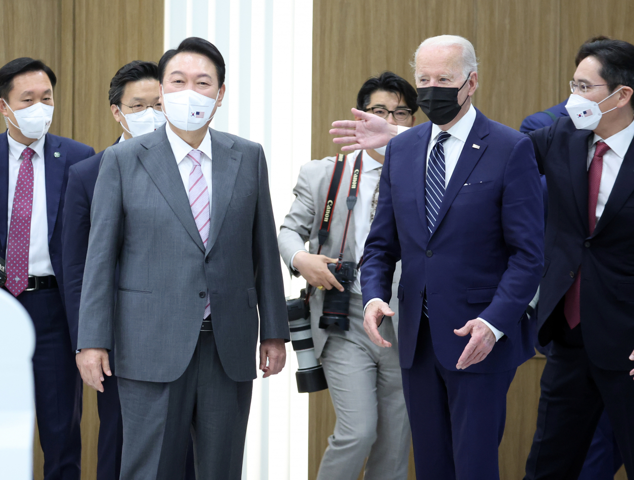 취임 후 한국을 첫 방문한 조 바이든 미국 대통령이 20일 오후 경기도 평택시 삼성전자 반도체공장을 방문, 윤석열 대통령과 인사한 뒤 이재용 삼성전자 부회장의 안내를 받고 있다. [연합]