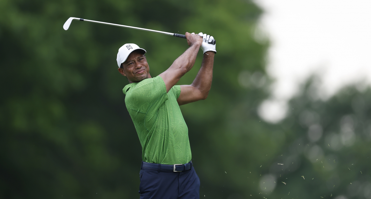 타이거 우즈가 PGA 챔피언십 2라운드에서 7번홀 페어웨이에서 샷을 하고 있다. [EPA]