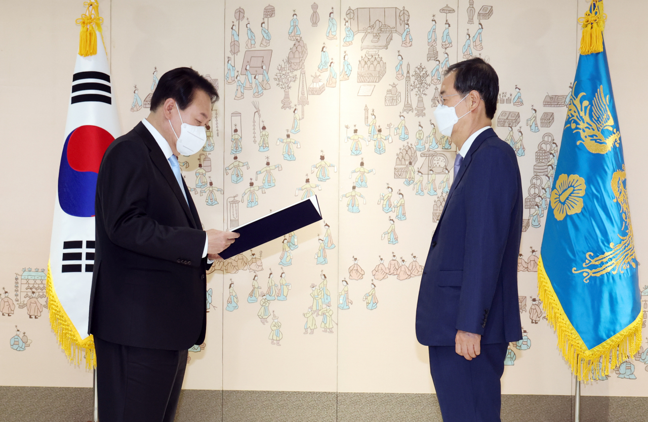 윤석열 대통령이 21일 서울 용산 대통령실 청사에서 한덕수 국무총리에게 임명장을 수여하고 있다. [연합]