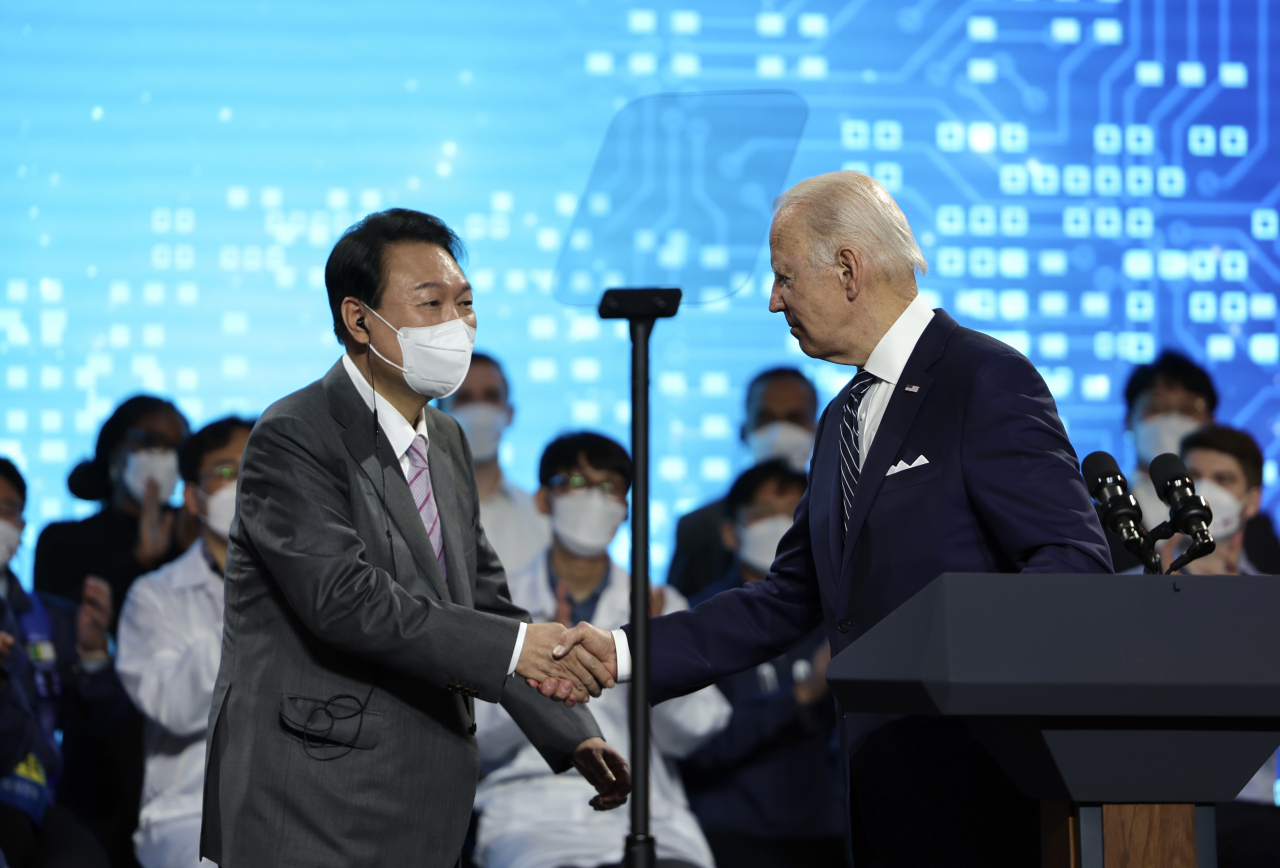 윤석열 대통령이 지난 20일 오후 한국을 첫 방문한 바이든 미국 대통령과 경기도 평택시 삼성전자 반도체공장을 방문, 연설을 마친 바이든 대통령과 악수하고 있다. [연합]