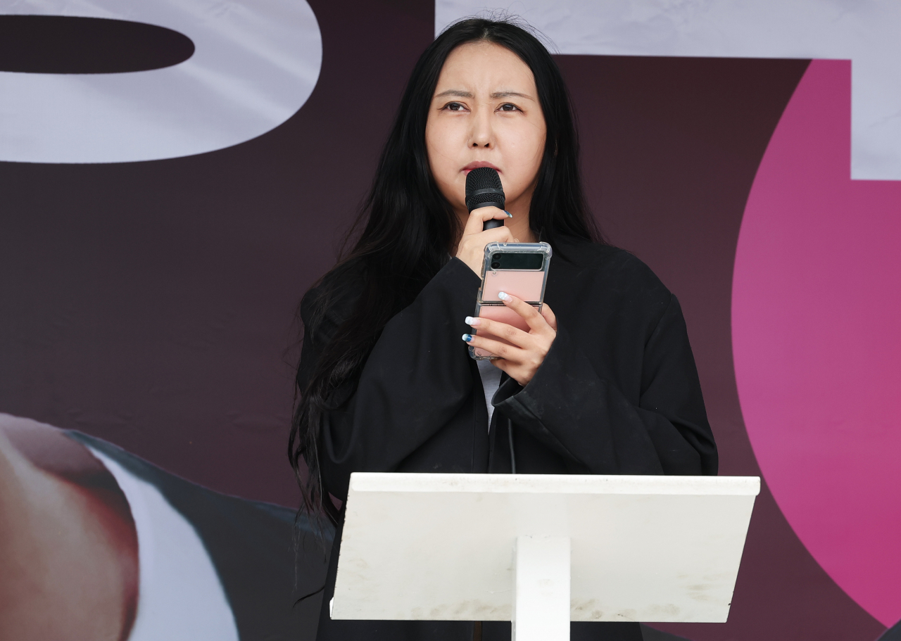 '국정농단' 사건으로 수감 중인 최서원(개명 전 최순실) 씨의 딸 정유라 씨가 지난 19일 오후 경기도 수원시 지동교에서 열린 무소속 강용석 경기도지사 후보 출정식에서 지지 발언을 하고 있다. [연합]