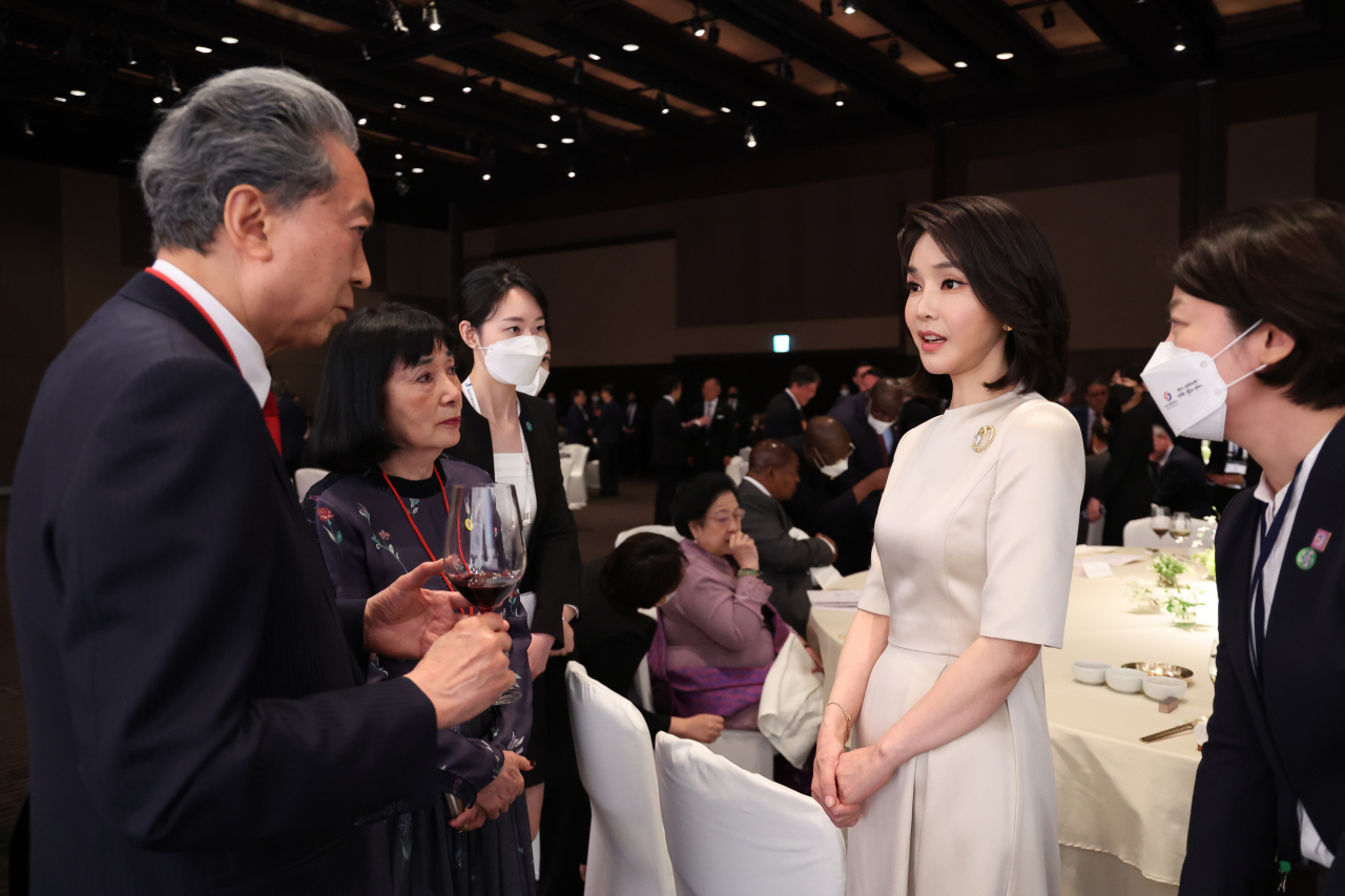 김건희 여사, 한미정상 만찬 전 바이든에 인사…만찬엔 불참