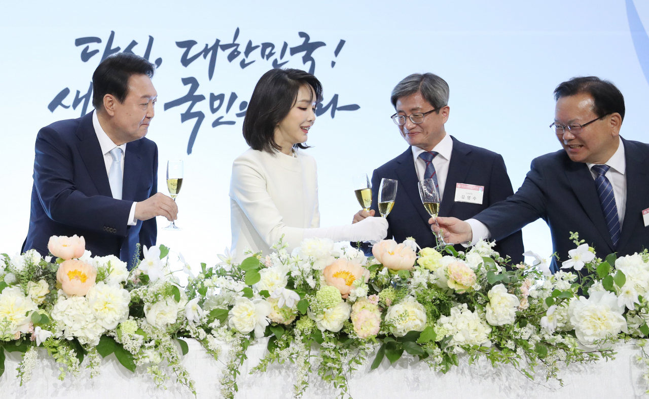 윤석열 대통령(왼쪽부터)과 김건희 여사가 10일 오후 서울 여의도 국회 로텐더홀에서 열린 경축 연회에서 김명수 대법원장, 김부겸 국무총리와 건배를 하고 있다. [연합]