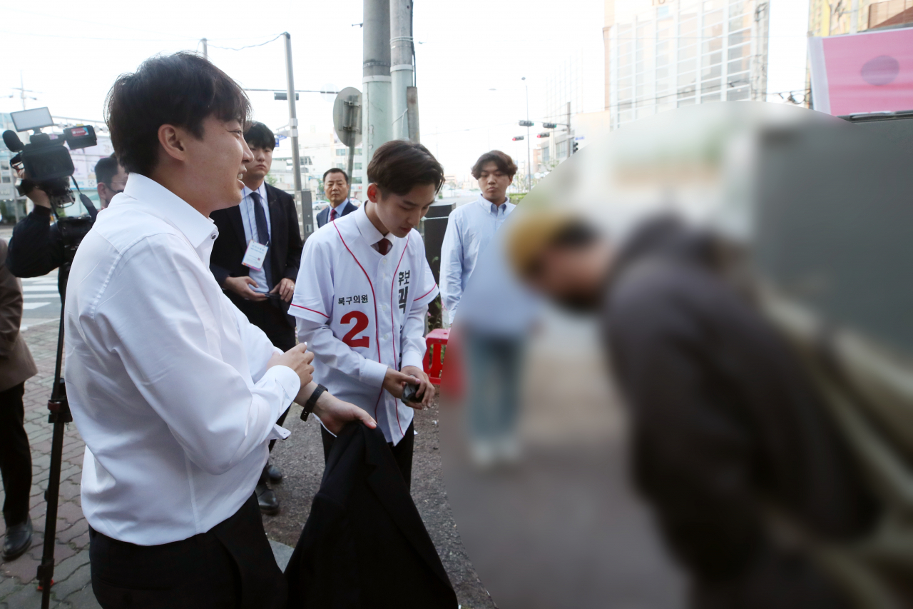 국민의힘 이준석 대표가 21일 오전 광주 북구 신안동 한 거리에서 6·1 지방선거 국민의힘 후보들의 현수막을 훼손한 A씨를 만나고 있다. [연합]