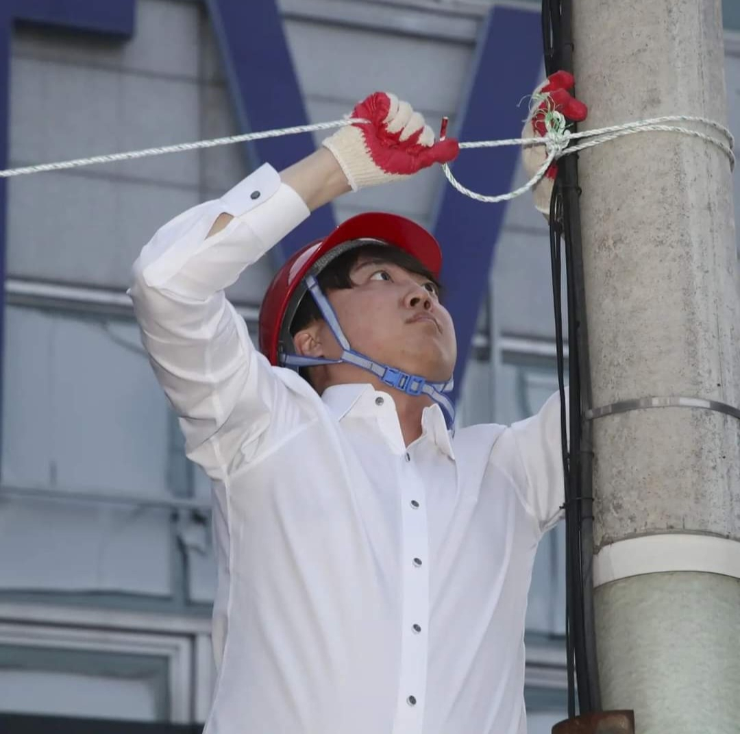 21일 새벽 광주에서 현수막을 고쳐 달고 있는 이준석 국민의힘 대표 [이준석 페이스북 캡처]