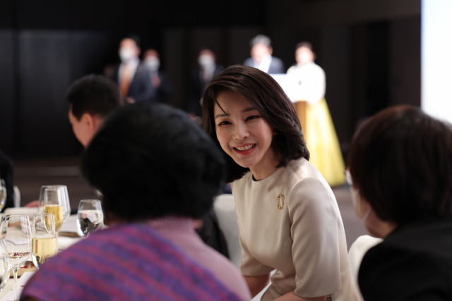 윤석열 대통령 부인 김건희 여사가 10일 오후 서울 중구 신라호텔에서 열린 외빈 초청만찬에서 환담하고 있다. [연합]