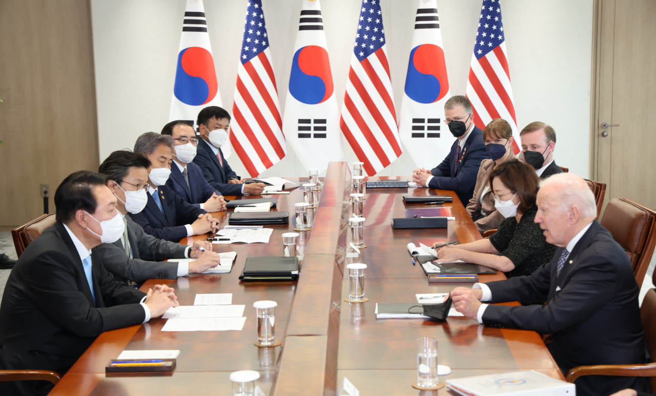 윤석열 대통령과 조 바이든 미국 대통령이 22일 오후 용산 대통령실 청사에서 확대 정상회담을 하고 있다. [연합]