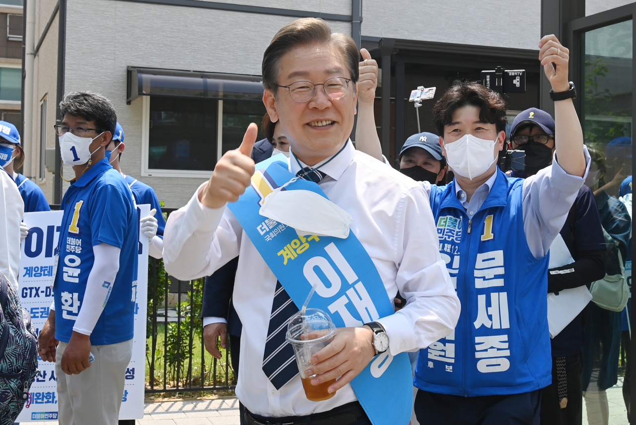 인천 계양을 국회의원 후보인 더불어민주당 이재명 총괄선대위원장이 지난 20일 인천광역시 계양구 귤현동 일대에서 유세를 하고 있다. [연합]