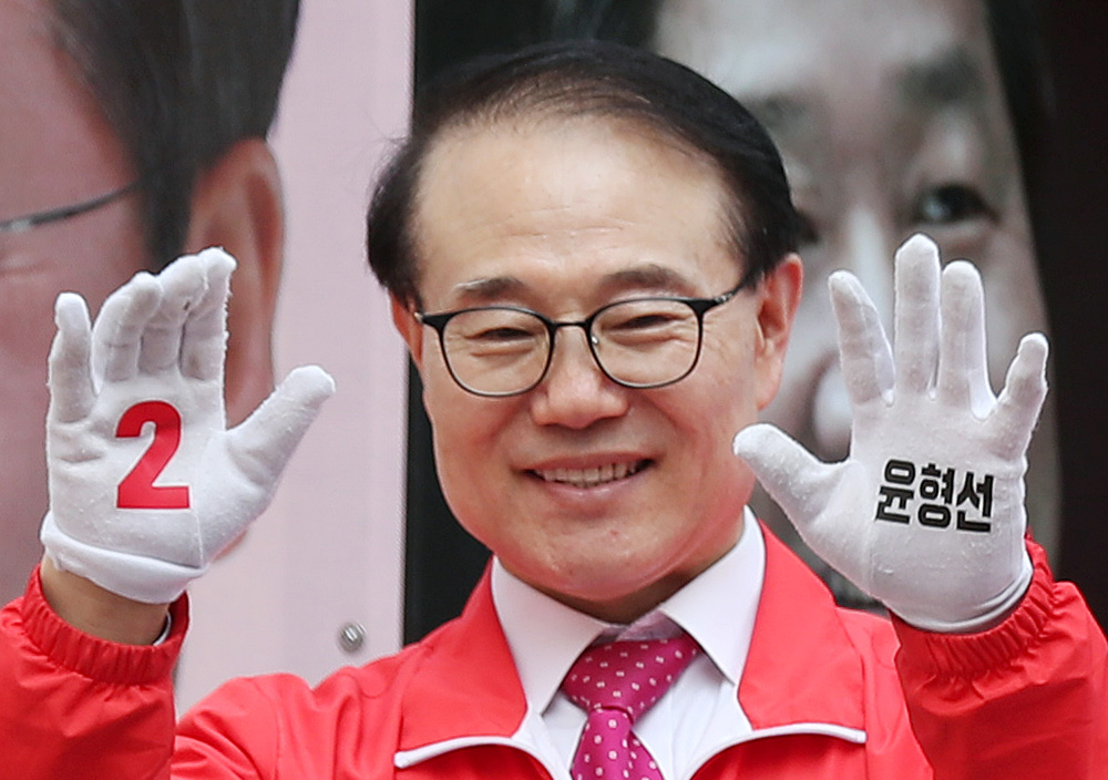 인천 계양을 국회의원 보궐선거에 출마한 국민의힘 윤형선 후보가 20일 오후 인천시 계양구 계양산전통시장에서 열린 유세 운동에서 손을 흔들며 상인·시민들에게 지지를 호소하고 있다. [연합]