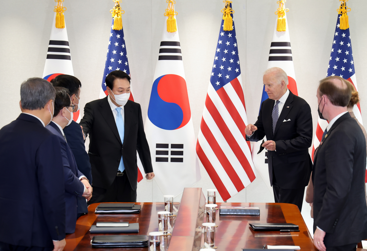 윤석열 대통령이 조 바이든 미국 대통령과 지난달 21일 용산 대통령실 청사에서 확대 정상회담에 앞서 배석자들을 소개하고 있다. [연합]