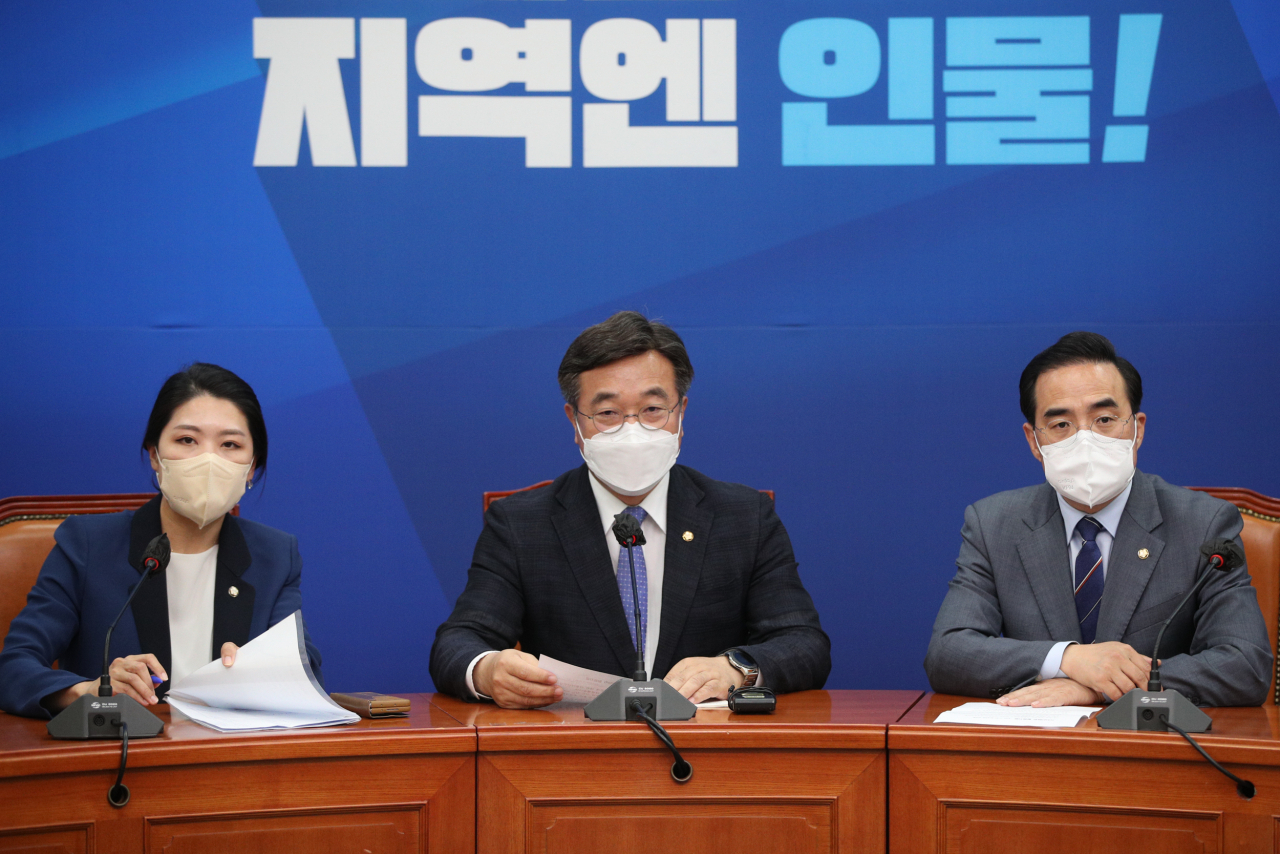 윤호중 더불어민주당 공동비대위원장과 박홍근 원내대표가 20일 오후 국회에서 기자회견을 열고 한덕수 국무총리 후보 인준 관련 입장을 밝히고 있다. [연합]