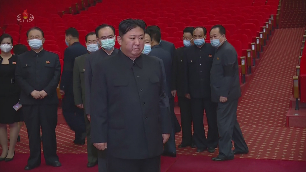 김정은 북한 국무위원장이 지난 20일 4·25문화회관에 마련된 김정일 체제의 군부 핵심 현철해 원수를 조문했다고 조선중앙TV가 21일 보도했다. 김정은은 고인의 유해를 바라보며 비통한 표정을 짓더니 울먹이는 듯한 모습을 보였고, 묵념 뒤 돌아서면서는 눈물을 훔치는 장면도 조선중앙TV 화면에 담겼다. [조선중앙TV 화면] [연합]